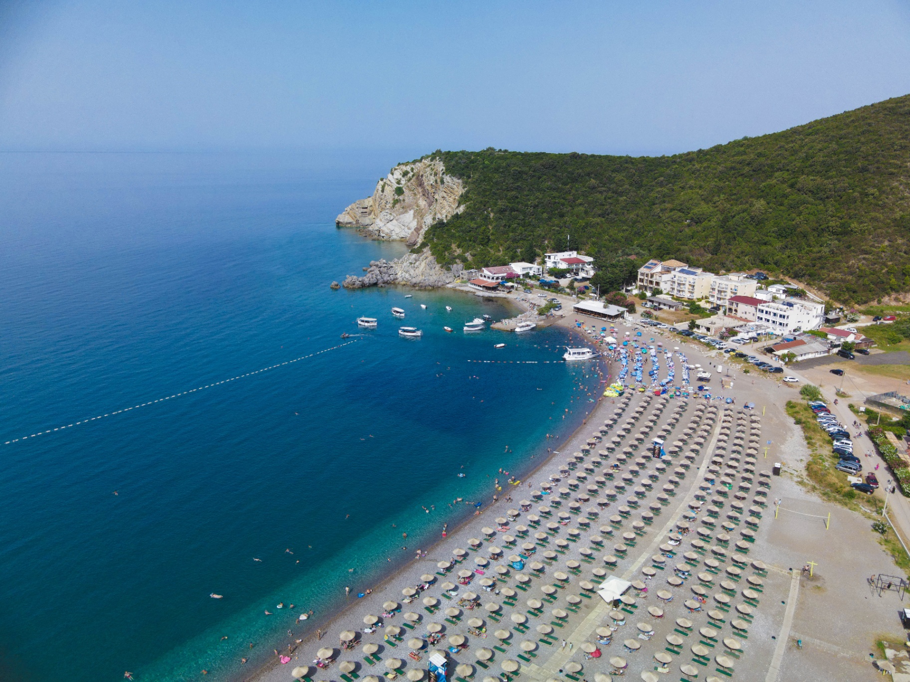 Panorama čanjske plaže i suncobrani